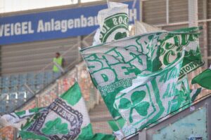 Fans der SpVgg Greuther Fürth und Eintracht Braunschweig in hitziger Auseinandersetzung nach Spiel.