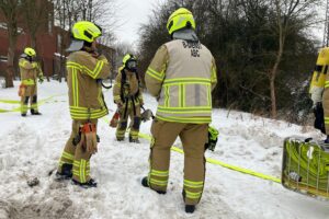 Gasaustritt an Flüssiggastank in Hannover gestoppt Feuerwehrkräfte an Einsatzstelle mit Flüssiggastank, Einsatzfahrzeuge und Sicherheitsmaßnahmen sichtbar.