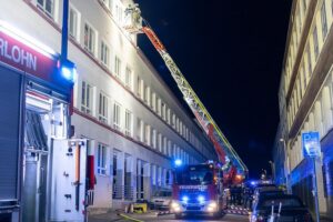 Feuerwehr rettet Bewohner nach Verpuffung in Iserlohn; Schäden am Gebäude sichtbar.