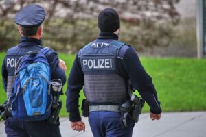 Zwei Bundespolizisten sichern das Kanzleramt während der Erweiterungsbauphase. Sicherheit erhöht erforderlich.