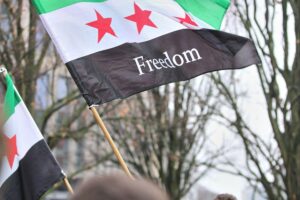Syrische Feiernde in Deutschland, Freude über politischen Wandel in Syrien, symbolische Zusammenkunft.