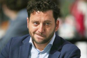 Felix Banaszak kritisiert Klimaschutzmängel der Bundesregierung und fordert dringende Maßnahmen zur Verbesserung.