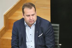 Magnus Jung spricht im Landtag über Maßnahmen zur Sicherung der Krankenversicherung.