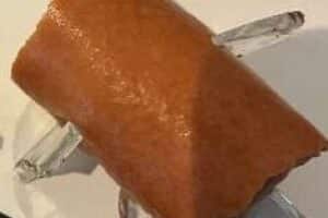 Auf dem Bild sind gefährliche, mit Glassplittern präparierte Wurststückchen auf einem Gehweg zu sehen.