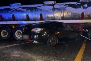 Glatteisunfall auf Autobahn, Feuerwehr im Einsatz, Verletzte werden behandelt, Einsatzkräfte vor Ort.