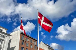 Dänische Flaggen im Wind, symbolisieren Europas Position zur Sicherheit Grönlands gegen US-Pläne.