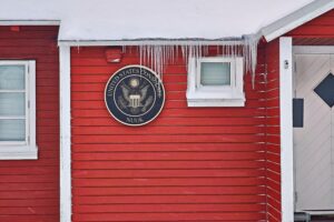 US-Konsulat auf Grönland: Symbol für geopolitische Spannungen und Finanzstrategie Europas gegen Washington.