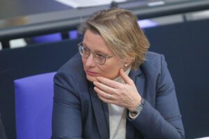 Stefanie Hubig diskutiert den Schutz vor KI-generierten sexualisierten Bildern und Verletzungen von Persönlichkeitsrechten.