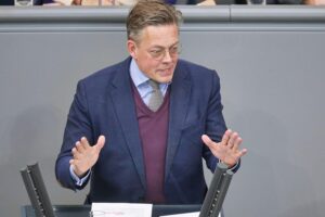 Konstantin von Notz spricht über Brandanschlag und mögliche Verbindungen extremistischer Gruppen in Berlin.