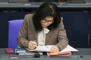 Katherina Reiche im Fokus, Debatte über Lobbykontakte und Transparenz im Bundestag.