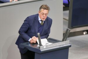Konstantin von Notz diskutiert Cybersicherheitsrisiken vernetzter Autos und vertrauenswürdige Anbieter.