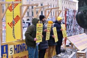 Demonstration gegen Abschiebungen in den Iran, Menschenrechte im Fokus, Protest-Plakate sichtbar.