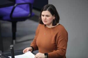 Sara Nanni fordert von der Bundesregierung stärkeren Druck auf das iranische Regime.