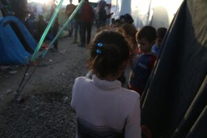 Flüchtlingslager mit Zeltinsassen, symbolisiert die aktuelle Asylpolitik und Rechtsdebatte in Deutschland.