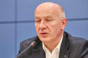 Kai Wegner kritisiert, symbolisch für Berliner Weltausstellungsbewerbung und grüne Forderungen nach Freiheit.