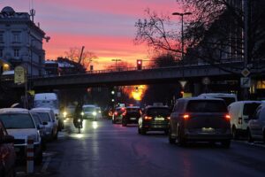 Stau und Verkehrschaos in Berlin, symbolisiert durch dicht stehende Autos auf einer belebten Straße.