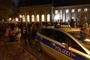 Mahnwache vor Synagoge: Menschen stehen zusammen gegen Antisemitismus und für jüdisches Leben.