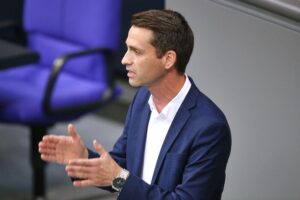 Politiker debattieren über Arbeitszeitgesetz; Kritik an Merz’ Vorschlägen und Anforderungen an Arbeitnehmerschutz.