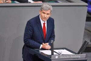 Metin Hakverdi diskutiert transatlantische Beziehungen und Grönlands Status in Berlin.