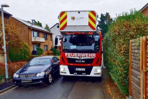 Feuerwehr testet Rettungswege in Moers, Halteverbot für sichere Zufahrt von Einsatzfahrzeugen.