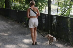 Frau mit Hund geht spazieren, symbolisiert Adoption und Entlastung für Tierheime in Hamburg.