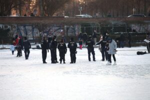 Polizei warnt vor Gefahr auf Eisflächen, Spaziergänge in Wäldern und Parks unzulässig.