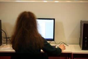 Frau am Computer symbolisiert digitale Abhängigkeit und IT-Souveränität in Hamburg und Schleswig-Holstein.