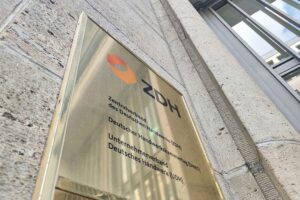 Handwerker diskutieren Einkommensteuersenkung zur Unterstützung des Mittelstands während Wirtschaftskrise.