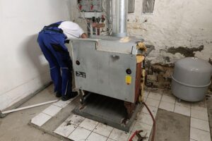 Stagnierendes Handwerk: Baustelle mit Handwerkern, Baustellenmaterial, Symbol für wirtschaftliche Herausforderungen.