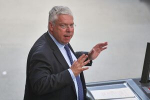 Jürgen Hardt fordert Maßnahmen gegen Iran: Revolutionsgarden als Terrororganisation einstufen, Sanktionen verstärken.