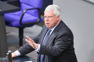 Jürgen Hardt in Berlin, diskutiert diplomatische Beziehungen und politische Komplexität in Venezuela.