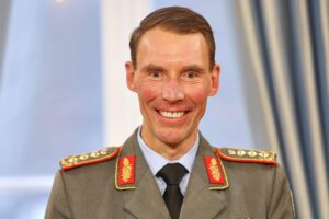 Christian Freuding im Gespräch über militärische Zusammenarbeit und Aufrüstung mit den USA.