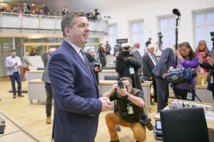 Sven Schulze übernimmt Ministerpräsidentenamt, im Hintergrund Glückwünsche und politische Zusammenarbeit sichtbar.