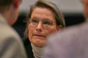 Stefanie Hubig diskutiert Schutzmaßnahmen gegen partnerschaftliche Gewalt, darunter Fußfesseln für Täter.