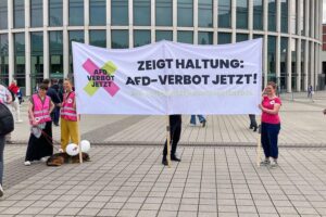 Protestierende Menschen halten Plakate für ein Verbot der AfD, vor dem Bundesjustizministerium.