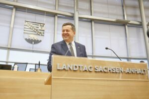 Sven Schulze, neuer Ministerpräsident, wird von IG Metall Niedersachsen gratuliert, symbolisiert durch Hände.