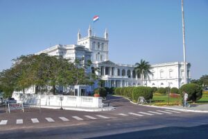 Präsidentenpalast in Paraguay, Symbol wirtschaftlicher Reformen und Herausforderungen unter Präsident Santiago Pena.