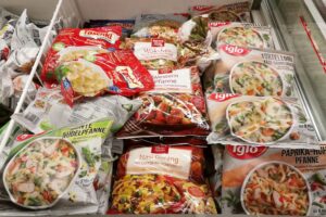Tiefgekühlte Fertiggerichte in einem Supermarkt, Symbol für steigende Produktion in Deutschland.
