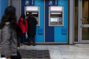 Geldautomat in Athen als Symbol für wirtschaftliche Unsicherheit und Inflationsentwicklung im Euroraum.