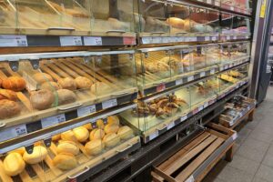Brotregal im Supermarkt symbolisiert steigende Lebensmittelpreise und Verbraucherinteressen in Deutschland 2025.