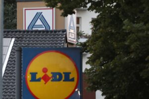 Filialen von Lidl und Aldi Nord vor Hintergrund der sinkenden Inflationsrate in Berlin und Brandenburg.