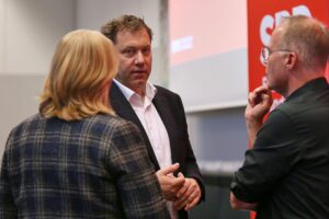 Politiker bei einer Pressekonferenz zur Bundestagswahl und aktuellen Umfragewerten in Berlin.