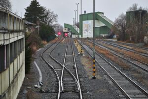 Gleise der Deutschen Bahn vor einem Hintergrund von Sabotage und Sicherheitsmaßnahmen.