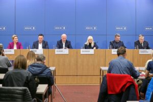 Pressekonferenz in Berlin: Senatsmitglieder erörtern Großschadenslage und terroristischen Anschlag.