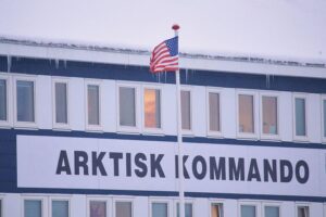 US-Fahne am Arktisk Kommando in Grönland, symbolisiert militärische Präsenz und geopolitische Zusammenarbeit.