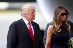 Donald Trump und Melania, Symbol für autoritäre Ambitionen in der Demokratiepolitik.