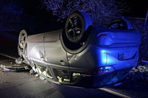 Verunfallter Opel Crossland, Polizei vor Ort, Ermittlungen und Widerstand gegen Beamte.