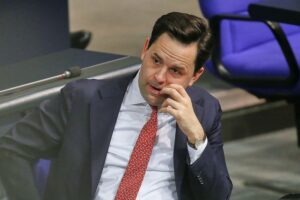 Johannes Winkel spricht über Schuldenbremse und Generationengerechtigkeit auf Parteitag in Berlin.