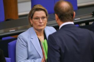 Stefanie Hubig und Alexander Dobrindt diskutieren über alternative Softwarelösungen für Polizeiarbeit.