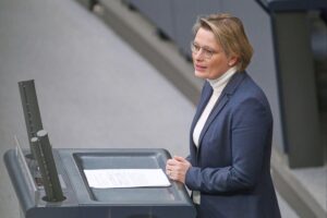 Stefanie Hubig präsentiert Gesetz für Reparaturrechte elektronischer Geräte, symbolisch Nachhaltigkeit und Kreislaufwirtschaft.
